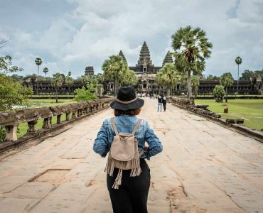 5 Ways to Meet People While Traveling Solo